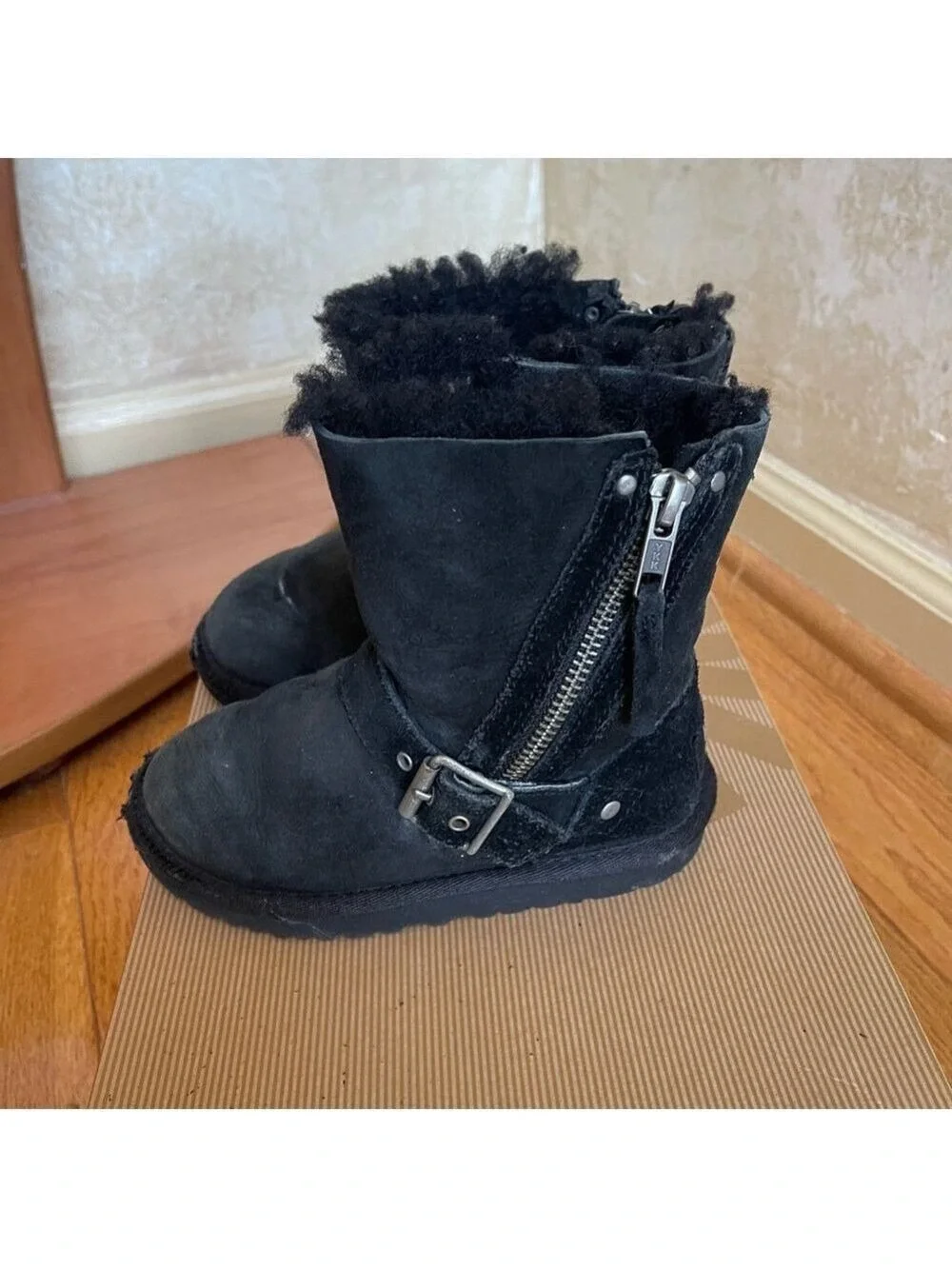 UGG Blaise boys kids black short fur shearling boots zipper & buckle 10 US 27 EU